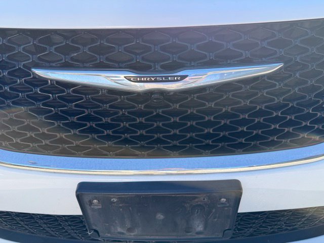 Used 2021 Chrysler Pacifica Touring-L FWD image 9