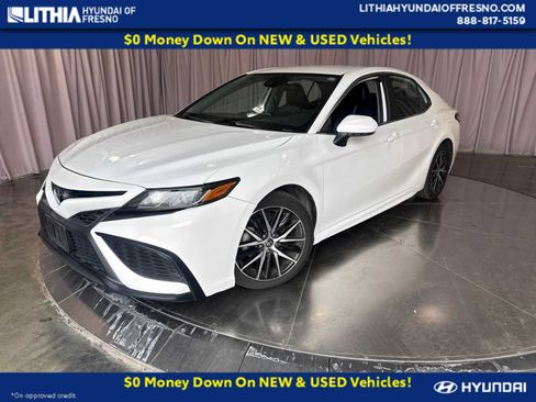 Used 2022 Toyota Camry SE FWD image 1