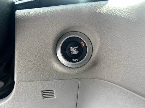 Used 2020 Chrysler Pacifica Touring-L FWD image 28