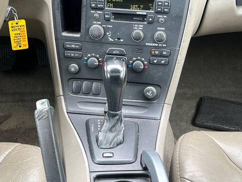 Used 2004 Volvo V70 AWD/4WD image 15