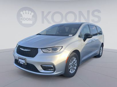 Used 2024 Chrysler Pacifica Touring-L