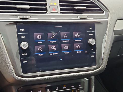 Certified 2023 Volkswagen Tiguan SE w/ Panoramic Sunroof Package FWD image 19