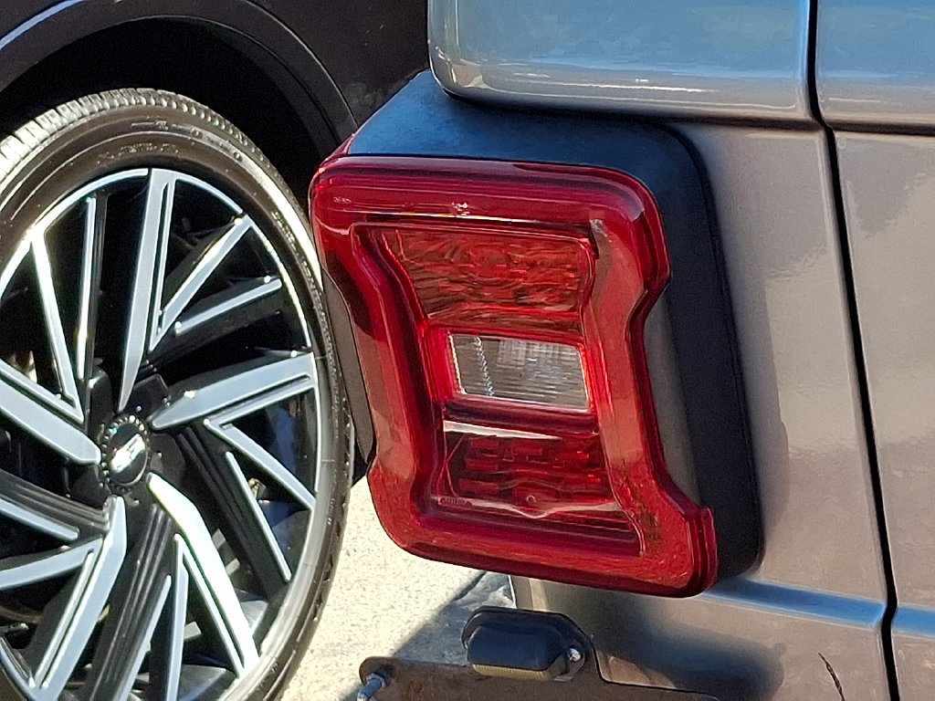 Used 2019 Jeep Wrangler Unlimited Sahara AWD/4WD image 7