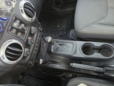 Used 2015 Jeep Wrangler Unlimited Sahara w/ Connectivity Group AWD/4WD image 15