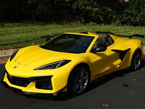 Used 2025 Chevrolet Corvette Z06 w/ Chrome Exterior Badge Package image 21