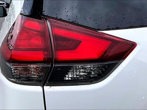 Used 2017 Nissan Rogue SV AWD/4WD image 27