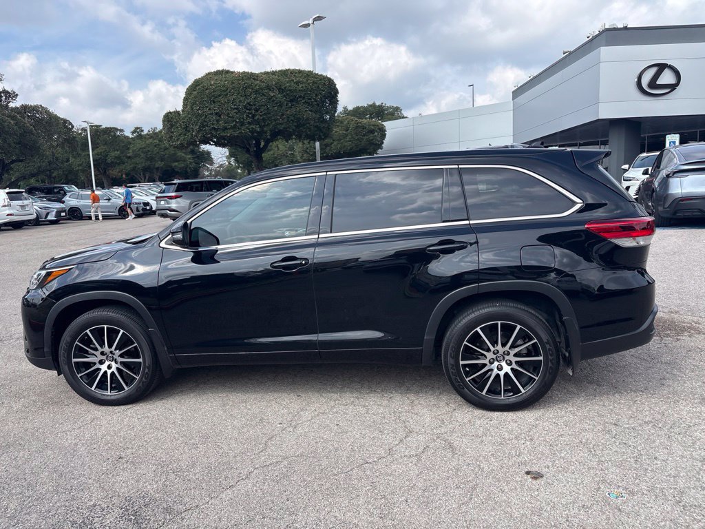 Used 2018 Toyota Highlander SE FWD image 2