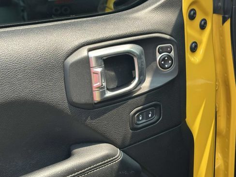 Used 2019 Jeep Wrangler Unlimited Sahara w/ Uconnect 4C Nav & Sound Group AWD/4WD image 17