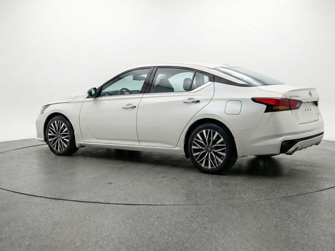 Used 2025 Nissan Altima 2.5 SV FWD image 6