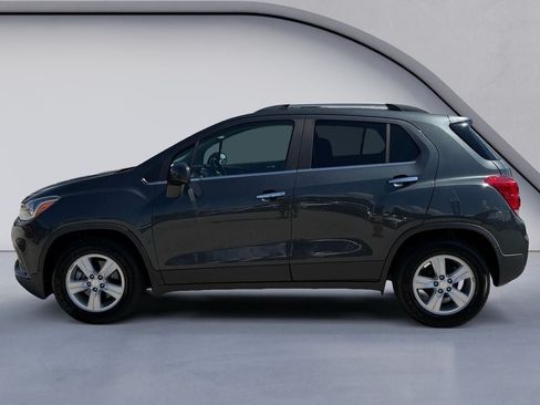 Used 2019 Chevrolet Trax LT w/ Driver Confidence Package FWD image 2