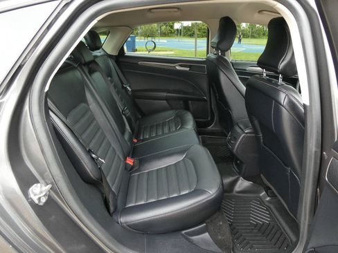 Used 2018 Ford Fusion SE w/ Fusion SE Technology Package FWD image 27