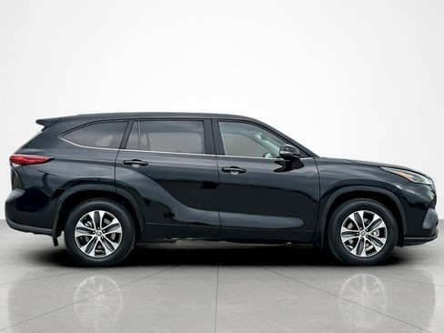 Used 2023 Toyota Highlander XLE image 6