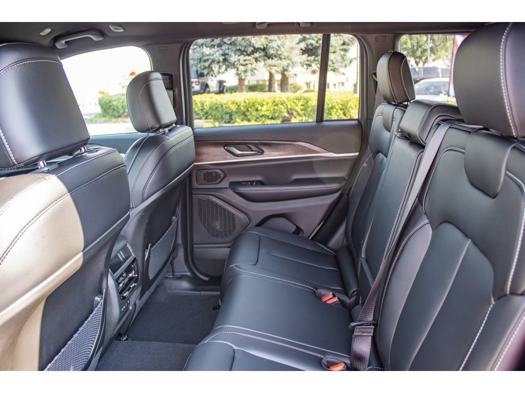 New 2026 Jeep Grand Cherokee Limited AWD/4WD image 17