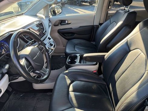 Used 2020 Chrysler Pacifica Touring-L w/ Advanced Safetytec Group FWD image 5