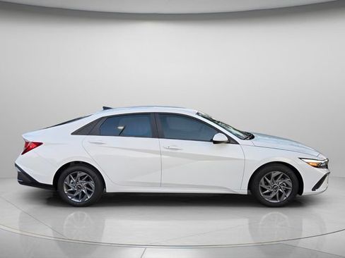 Used 2024 Hyundai Elantra SEL FWD image 8