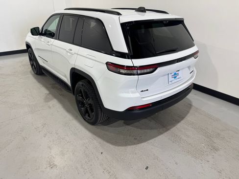Used 2024 Jeep Grand Cherokee Limited w/ Luxury Tech Group II AWD/4WD image 39