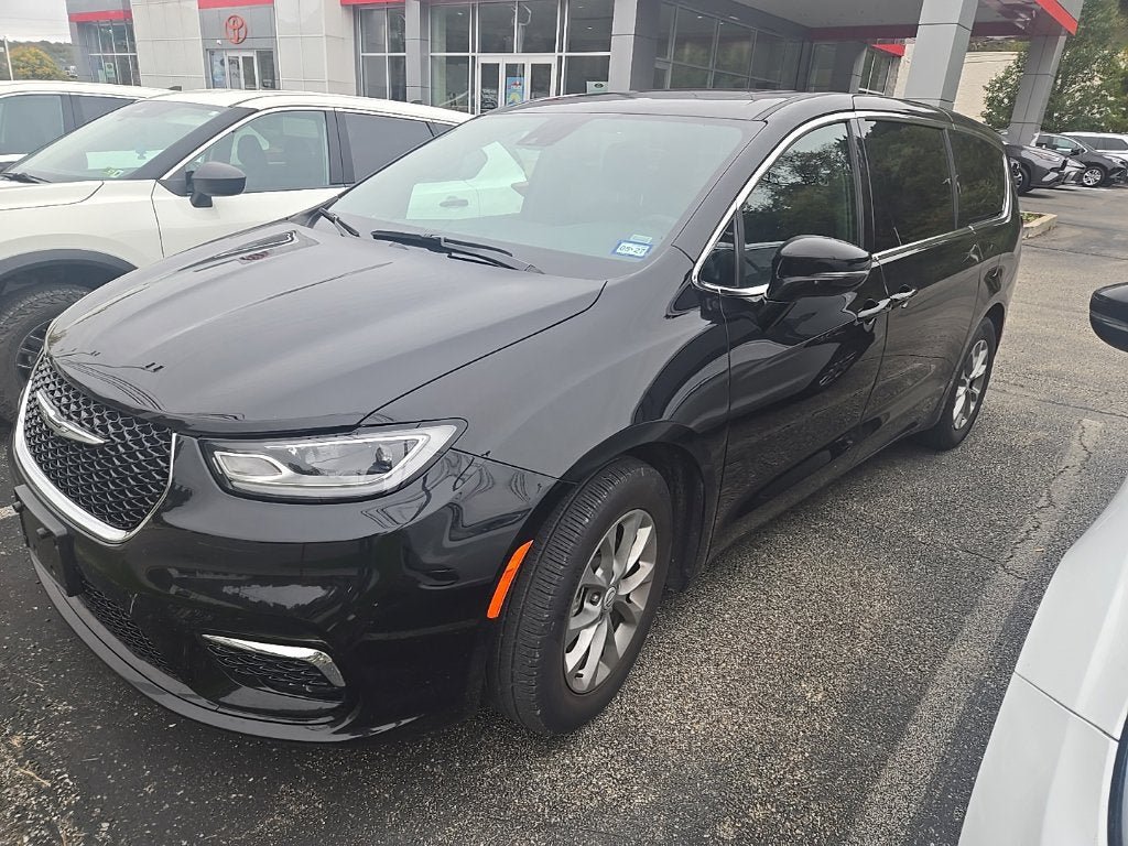 Used 2026 Chrysler Pacifica Limited FWD image 1