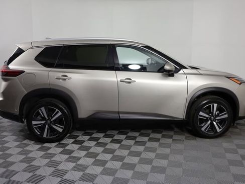 Used 2025 Nissan Rogue SL w/ SL Premium Package image 9