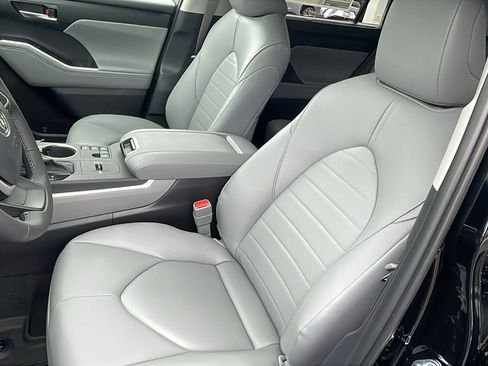 New 2026 Toyota Highlander XLE image 11