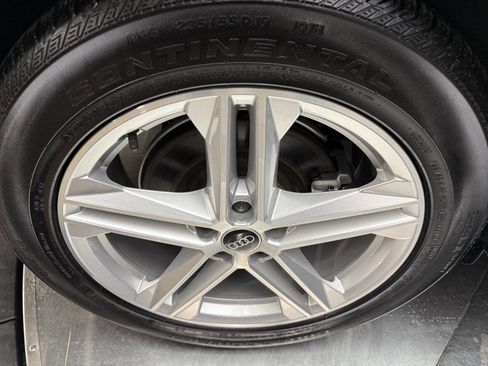 Used 2024 Audi Q5 e Premium w/ Convenience Package image 30