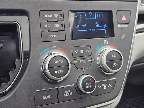 Used 2018 Toyota Sienna XLE AWD/4WD image 32