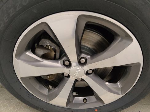 Used 2019 Jeep Cherokee Limited image 31