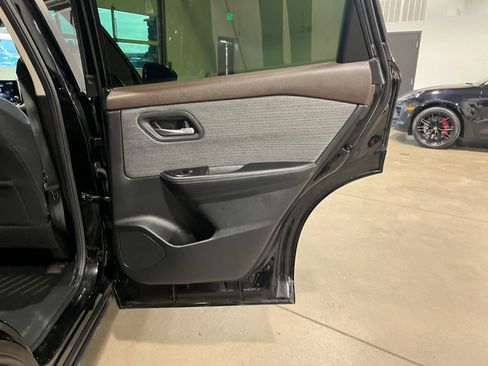 Used 2023 Nissan Rogue SV image 34