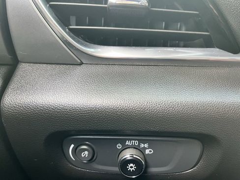 Used 2022 Chevrolet Traverse LT image 32