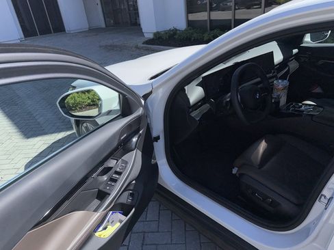 Certified 2024 BMW 530i w/ Luxury Seating Package image 10