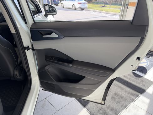 Used 2024 Volkswagen Taos SE w/ Panoramic Sunroof Package image 32