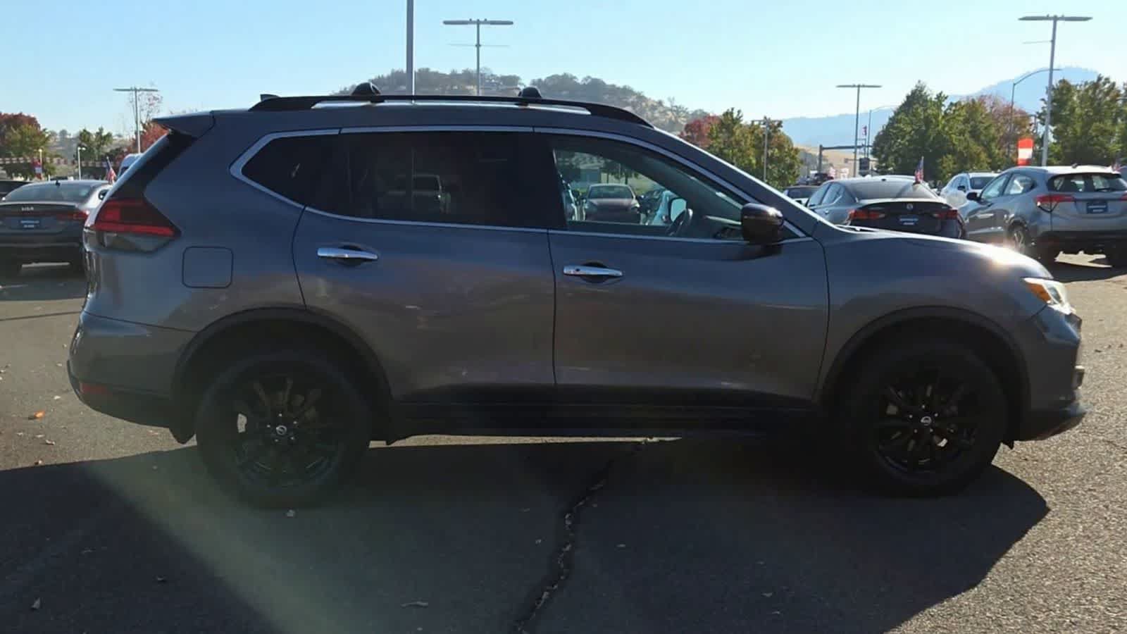 Used 2017 Nissan Rogue SV w/ Midnight Edition AWD/4WD image 9