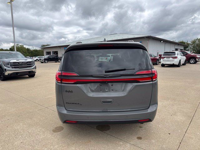 Used 2021 Chrysler Pacifica Touring w/ S Appearance Package FWD image 6