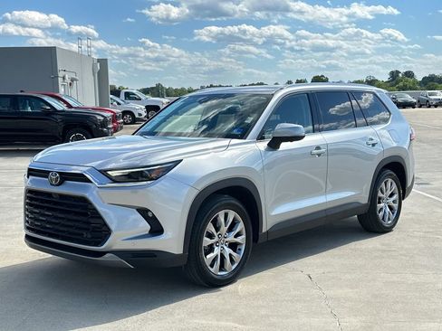 Used 2024 Toyota Grand Highlander AWD image 2