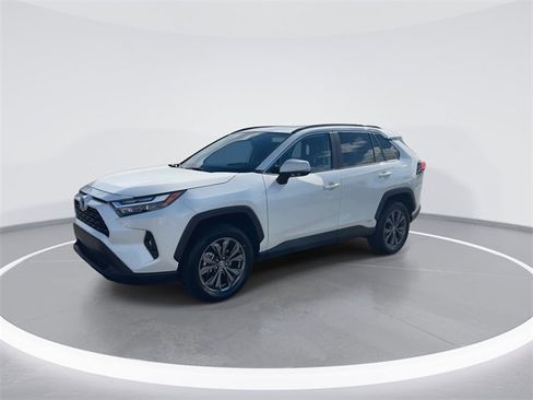 Used 2022 Toyota RAV4 XLE Premium image 4