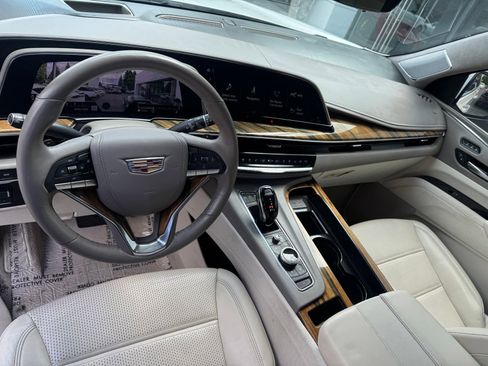 Used 2021 Cadillac Escalade ESV Premium Luxury Platinum AWD/4WD image 4