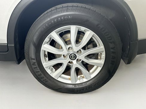 Used 2018 Nissan Rogue SV w/ Premium Package image 11