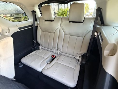 Used 2018 Land Rover Discovery HSE image 17