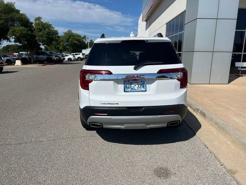 Used 2023 GMC Acadia SLE w/ Driver Convenience Package FWD image 3