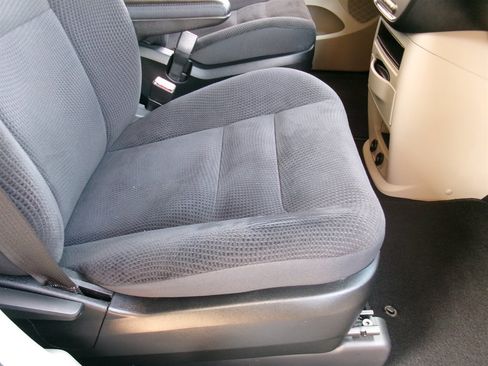 Used 2018 Dodge Grand Caravan SE w/ UConnect Hands-Free Group FWD image 18