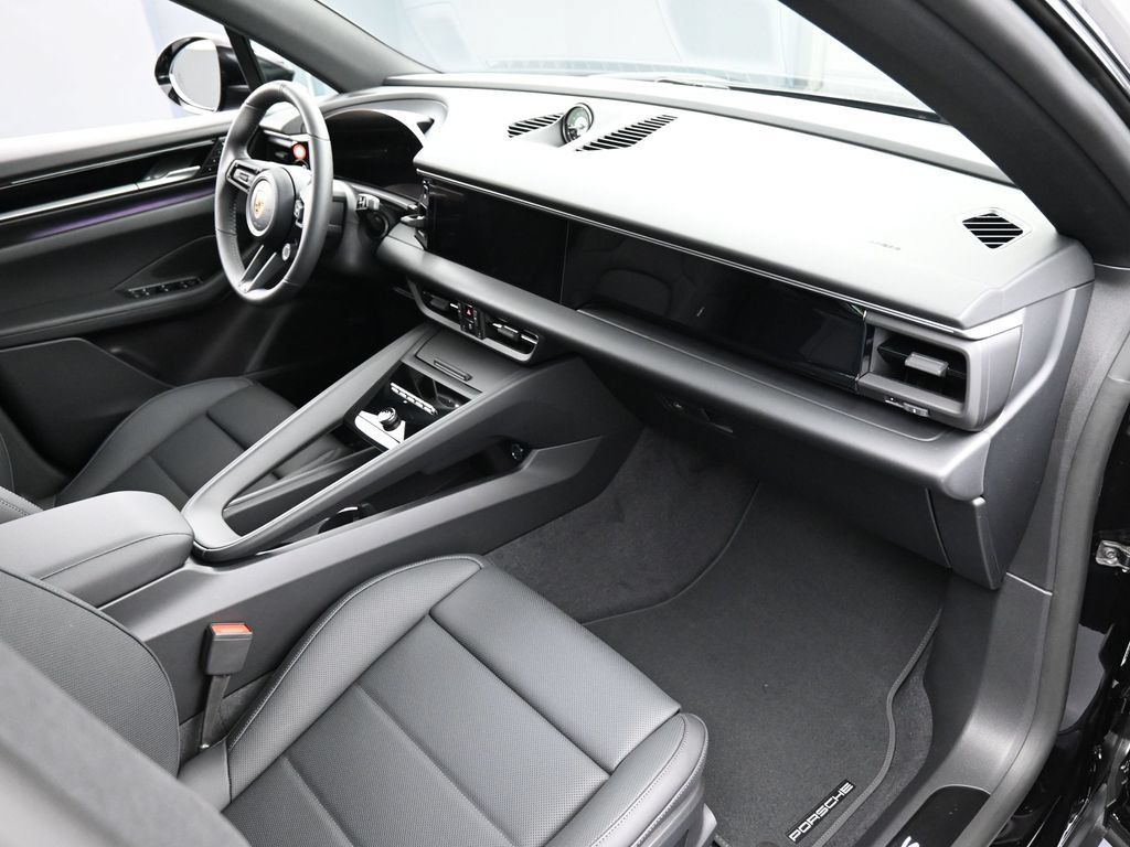Certified 2025 Porsche Macan 4S Electric AWD/4WD image 32
