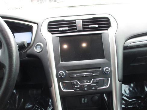 Used 2018 Ford Fusion SE w/ Fusion SE Technology Package image 33