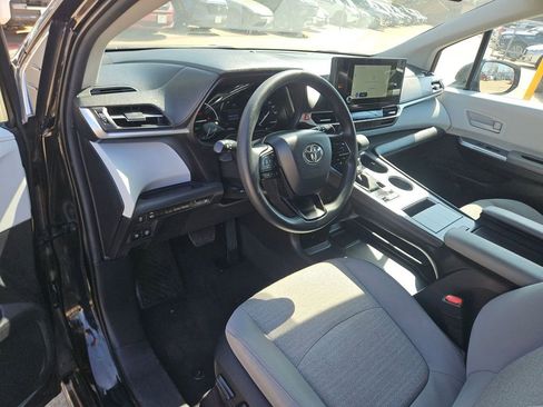 Used 2025 Toyota Sienna LE image 13