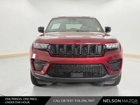 Used 2023 Jeep Grand Cherokee Altitude AWD/4WD image 2