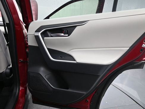 Used 2020 Toyota RAV4 XLE image 21