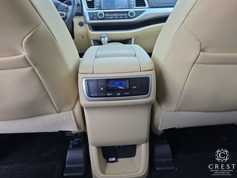 Used 2019 Toyota Highlander XLE FWD image 24
