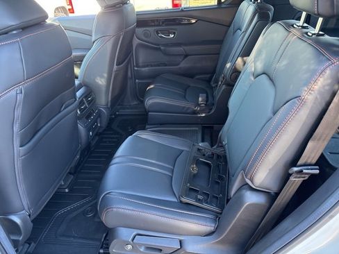 Used 2025 Honda Pilot TrailSport image 16