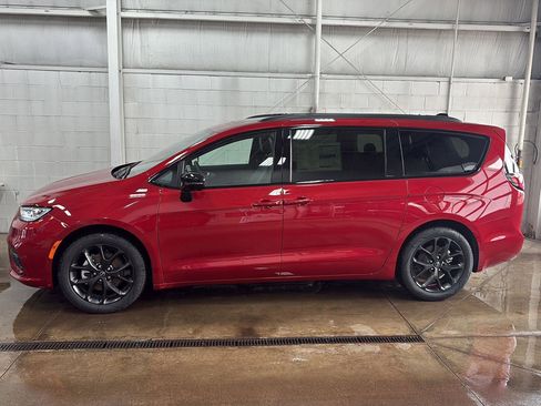 New 2026 Chrysler Pacifica Limited w/ S Appearance Package image 32