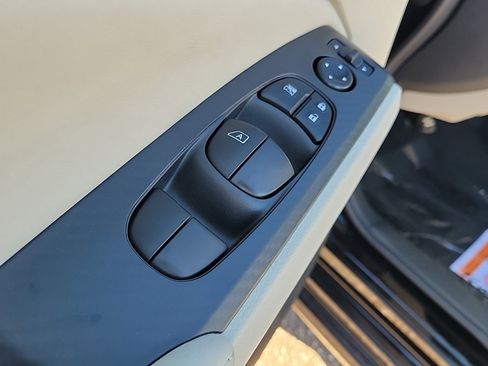 Used 2025 Nissan Altima 2.5 SV FWD image 31