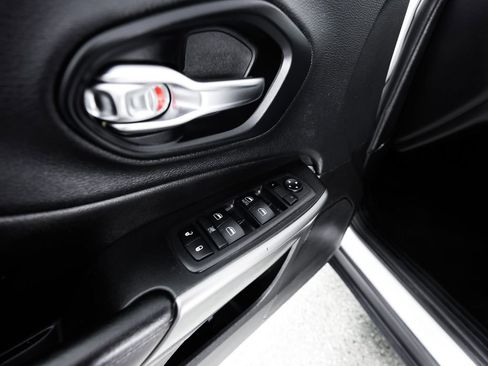 Used 2019 Jeep Cherokee Latitude w/ Popular Appearance Group FWD image 19