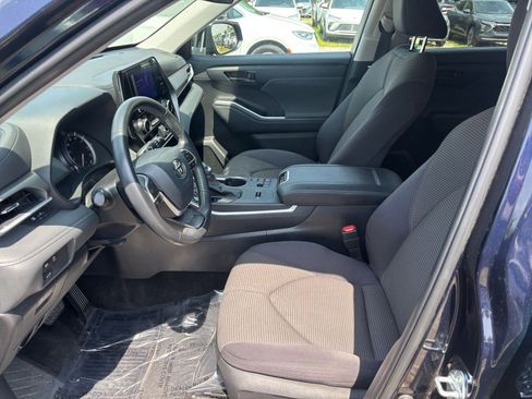 Used 2025 Toyota Highlander LE FWD image 29